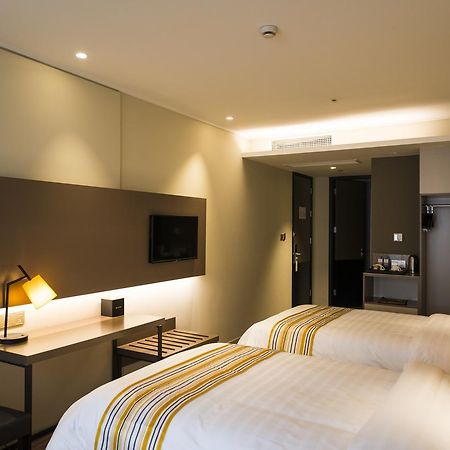 Home Inn Plus Shanghai New International Expo Center Yushan Road Yuanshen Sports Exterior photo